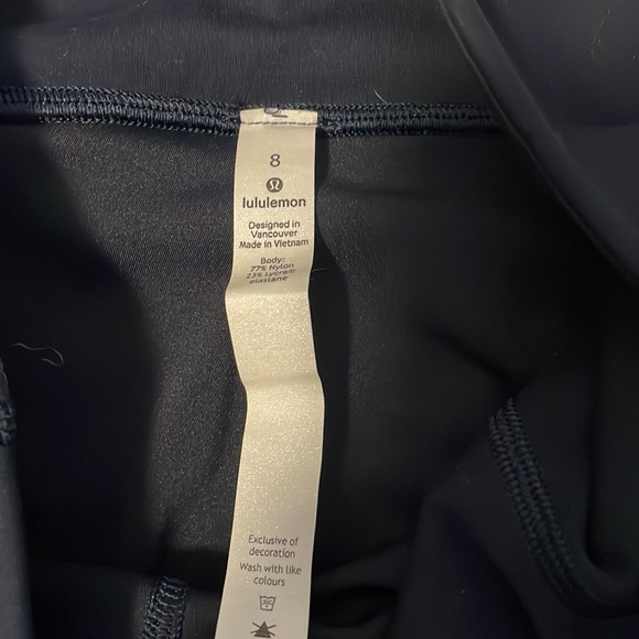 Lulu lemon, size 8, EUC, Capri, navy colour - Picture 2 of 3